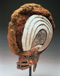 Hjälmmask (tatanua), Northern New Ireland, Papua New Guinea, 1884-95 (trä, färg, opercula-skal, kalkgips, växtfiber, bark, barktyg, rotting och snöre) (se även 169883)